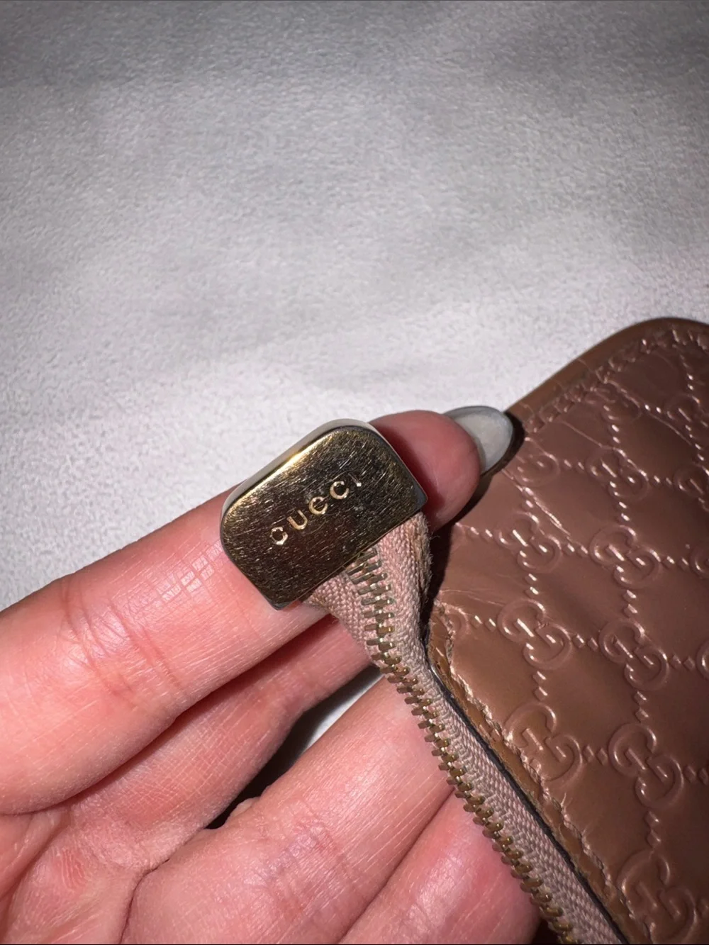 Gucci Metallic Rose Gold Embossed GG Key Pouch - Picture 4 of 5